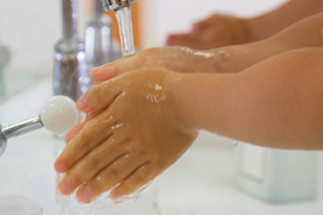 人体に安全な弱酸性次亜塩素酸水CELAセラ水で手洗いをして除菌殺菌